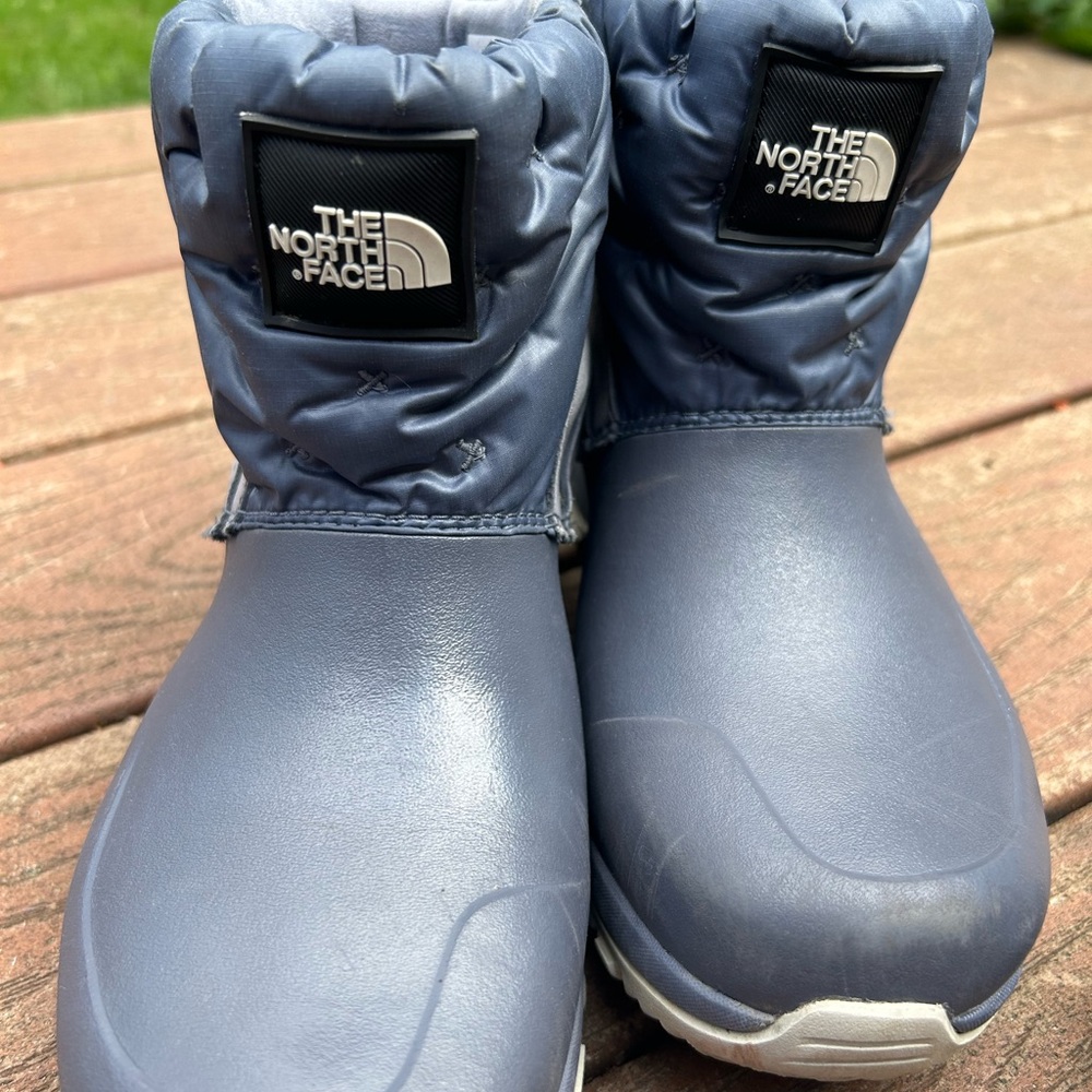 North face snow boot women’s size 6.5